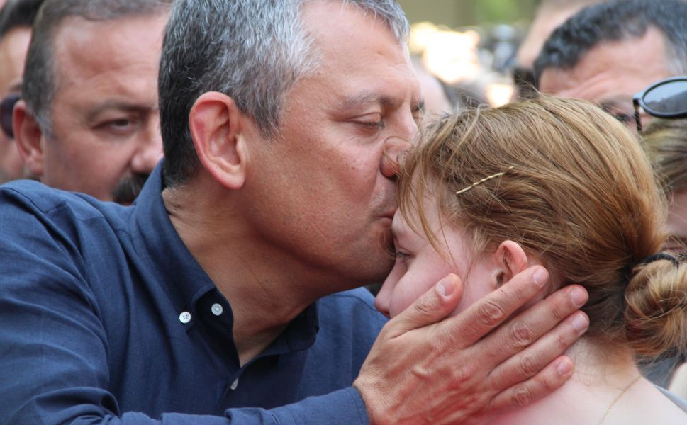 Özgür Özel Zeyrek ailesini yalnız bırakmadı